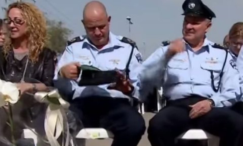 ירון בארי (במרכז) [צילום: מן הטלוויזיה]