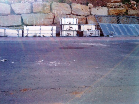 חומרי הבנייה ממתינים להמשך העבודות בצד הכביש סמוך לאתר הבנייה [31 במרס 2011]