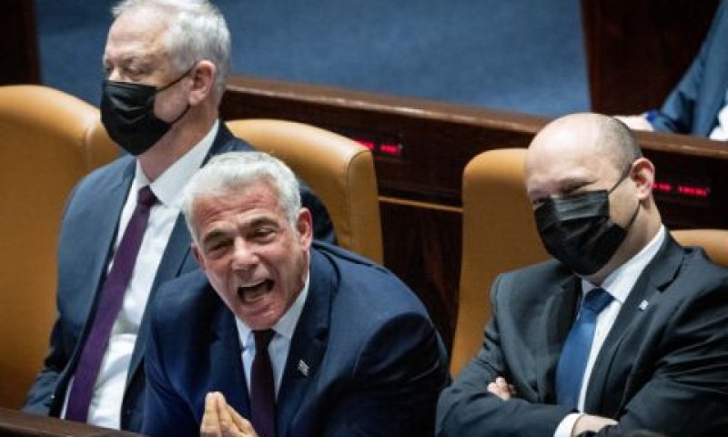 נפתלי בנט, יאיר לפיד ובני גנץ [צילום: יונתן זינדל/פלאש 90]