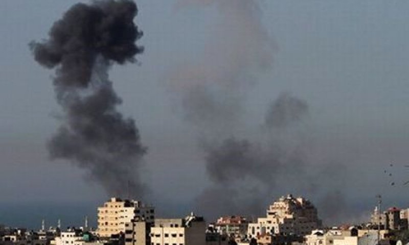 עשן שחור מיתמר מעל עזה לאחר תקיפה [צילום: AP]