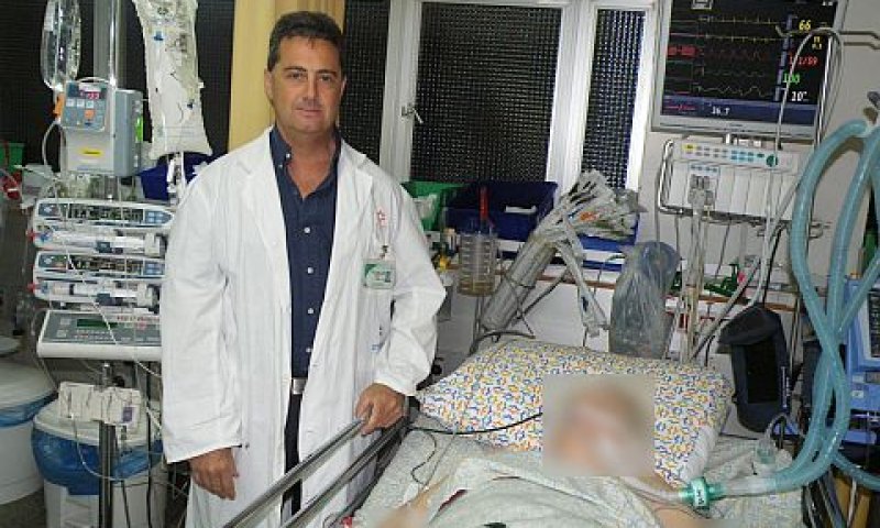 ד"ר מואיגר עם המטופל [צילום: אלי דדון]