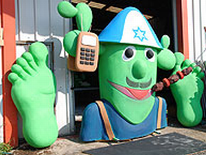 צועדים עם מייצגי ענק בעדלאידע בחולון