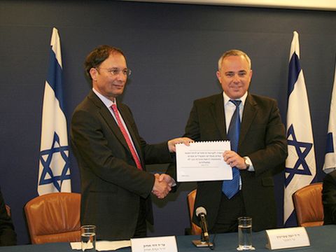 חודק ושטייניץ במעמד הגשת הדוח, היום [צילום: משרד האוצר]