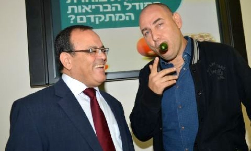 צביקה הדר (עם מלפפון בפה) ופרופ' אשר אלחיאני, מנכ"ל מאוחדת. מתלוצץ עם רופאו [צילום: תמר מצפי]