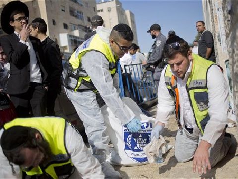 זק"א בזירת הפיגוע [צילום: AP]