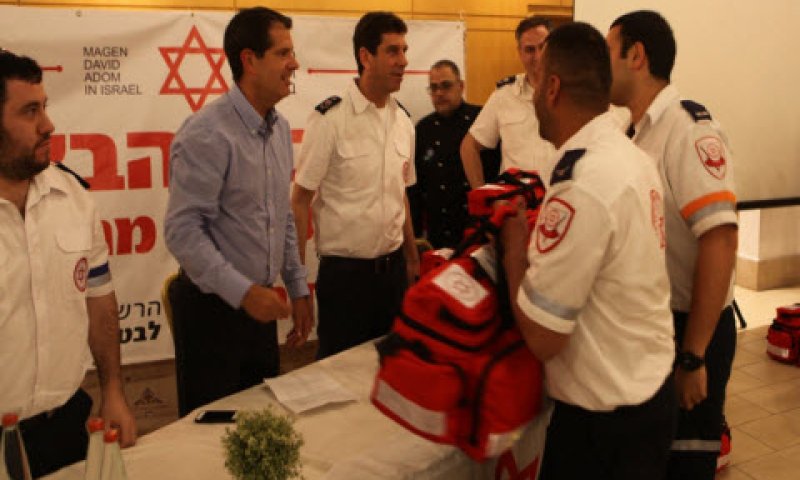 חלוקת תיקי החייאה [צילום: דוברות מד"א]