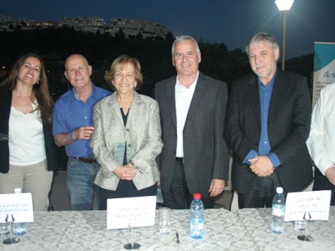 מימין: מנכ"ל הרווחה, שר הרווחה, רינה בר אדום יו"ר אקים ומנכ"לית אקים [צילום: אבי מספין]
