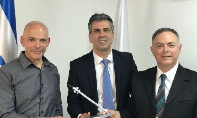 מימין לשמאל: פיני יונגמן, סמנכ"ל בכיר וראש חטיבת מערכות עליונות אווירית, רפאל, אלי כהן, שר הכלכלה והתעשייה, ד"ר דניאל גולד, ראש מפא"ת, משרד הביטחון [צילום: דוברות משרד הכלכלה]