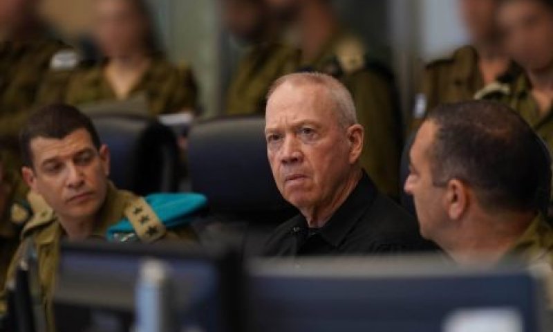 השר גלנט באגף המבצעים [צילום: שירה קינן]