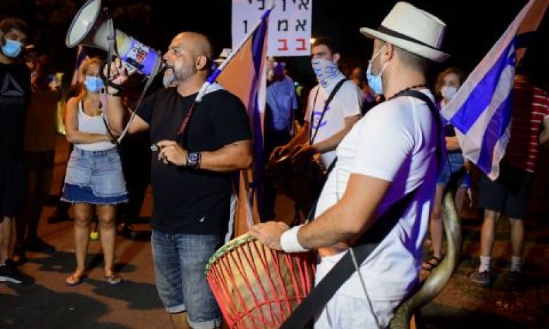 הפגנה ליד ביתה של חיות [צילום: אבשלום ששוני, פלאש 90]