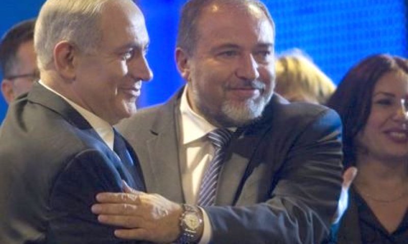 נתניהו וליברמן בפתיחת מסע הבחירות. הסקרים אינם מטיבים עימם [צילום: AP]