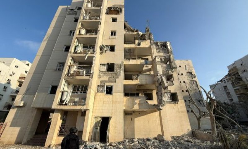 פגיעה ישירה בבניין בעיר באר שבע [צילום: דוברות המשטרה]