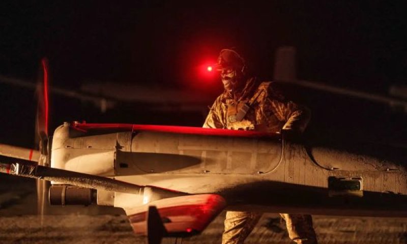 רחפן ארוך טווח מדגם An-196 Liutyi לפני המראה במיקום לא ידוע, אוקראינה [צילום: יבגני מלולטקה/AP]