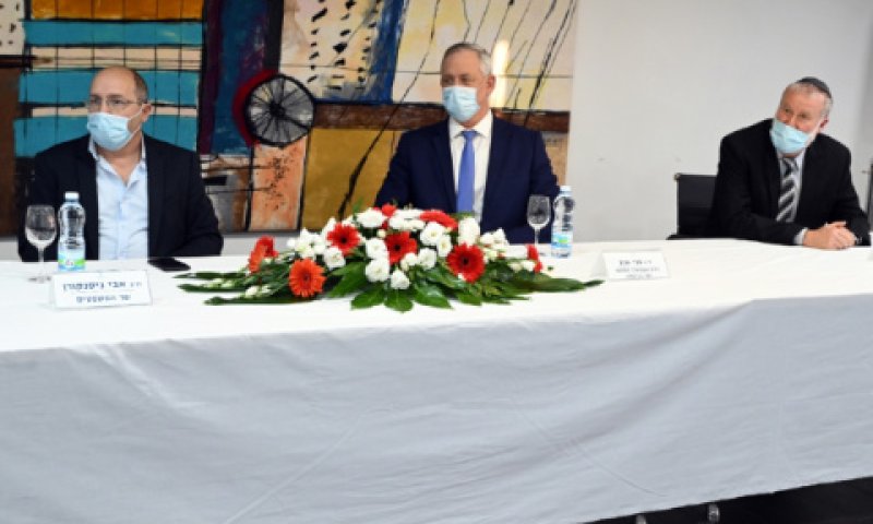 מנדלבליט, גנץ וניסנקורן במשרד המשפטים [צילום: אריאל חרמוני]