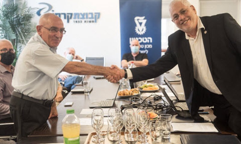נשיא הטכניון פרופ' אורי סיון (מימין) עם יואל קרסו יו"ר קרסו מוטורס [צילום: רמי שלוש, דוברות הטכניון]