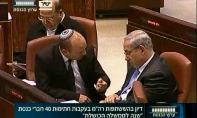 נתניהו ובנט. עיתון של ראש הממשלה [צילום: מן הטלוויזיה]