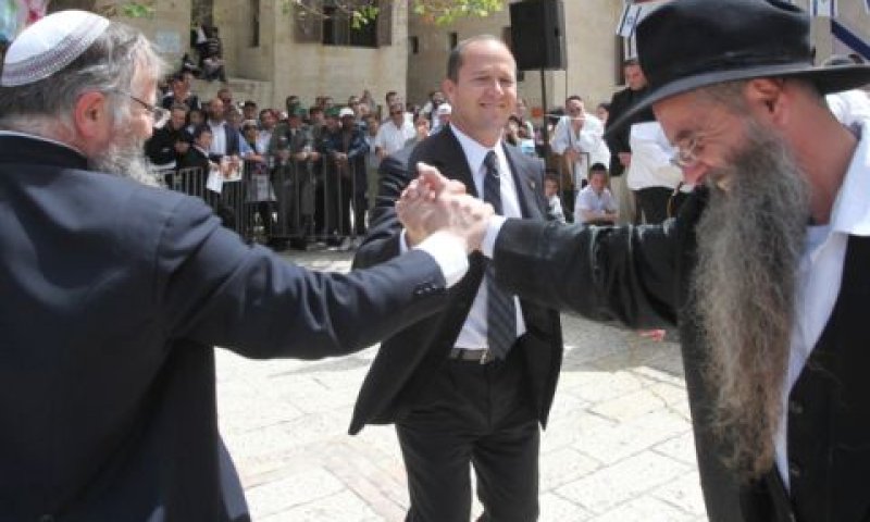 ניר ברקת רוקד היום ברובע היהודי [צילום: פלאש 90]