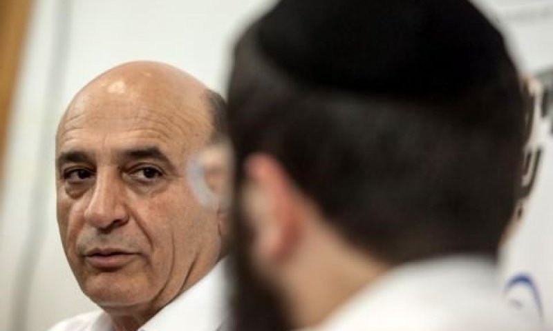 מופז במפגש עם חרדים [צילום: פלאש 90]