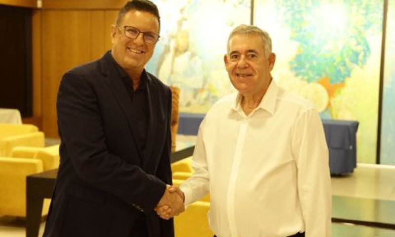 נכ"ל התעשייה האווירית, בועז לוי ומייסד SixAI, רן פוליאקין במעמד החתימה [צילום: התעשייה האווירית]