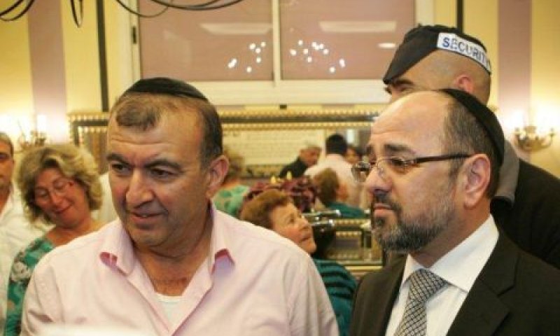 שוד הקופה הציבורית. גרשון לוי (משמאל)