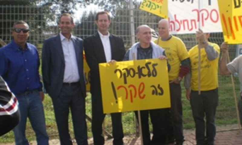 הביקור - עקב ריבוי הנזילות, הדליפת וזיהומי האוויר במפעלי החברה הביטחונית