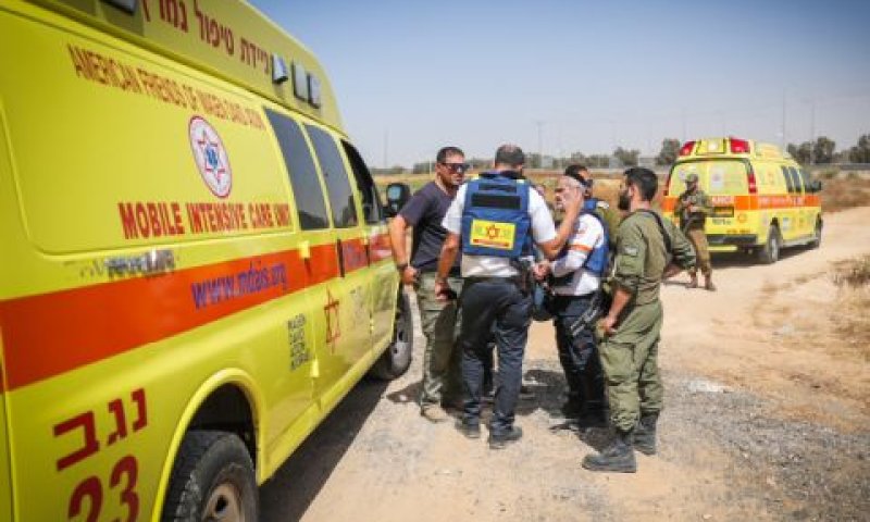 כוחות רפואה ליד כרם שלום [צילום: פלאש 90]