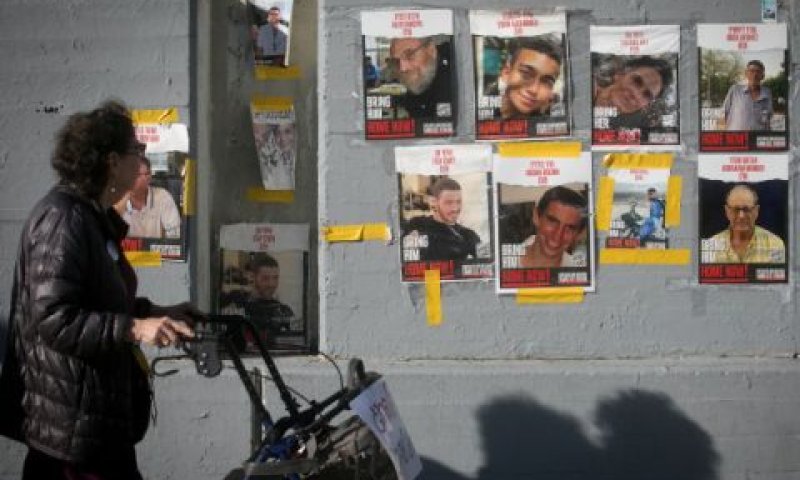 מודעות חטופים בתל אביב [צילום: מרים אלסטר/פלאש 90]