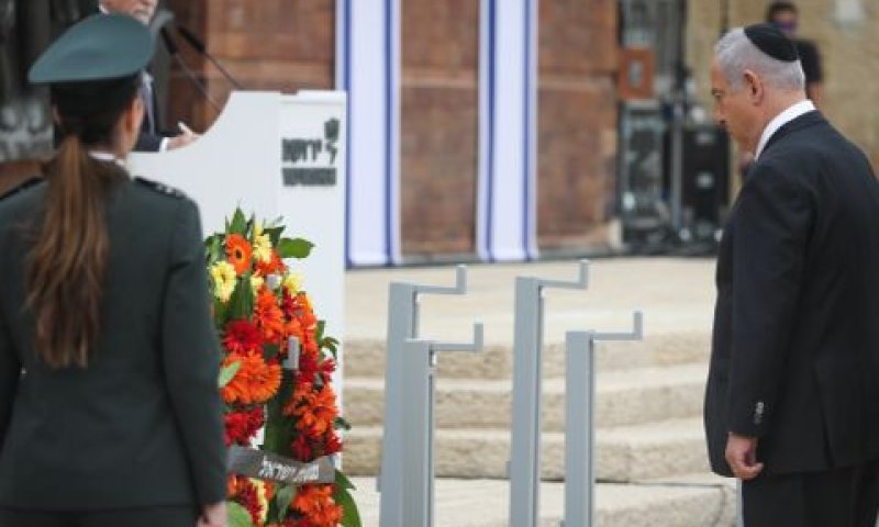 רה"מ מניח זר בטקס ביד ושם [צילום: נועם רבקין פנטון/פלאש 90]