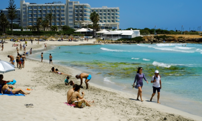 תיירים באיפה נאפה, קפריסין [צילום: פטרוס קרדג'יאס/AP]