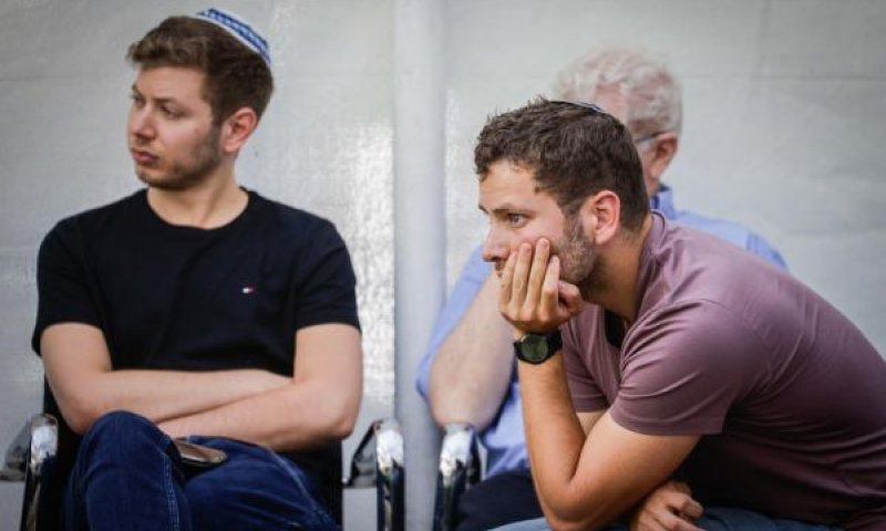 אבנר ויאיר נתניהו [צילום: אוליביה פיטוסי/פלאש 90]