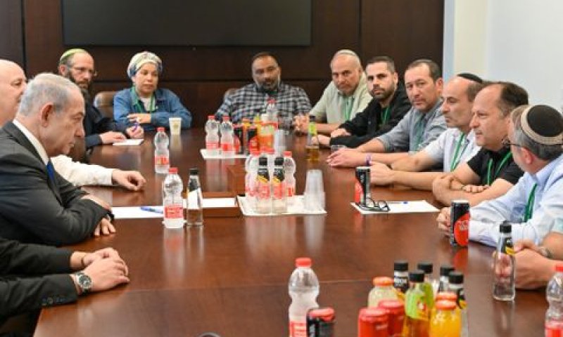 נתניהו עם נציגי פורום "הגבורה" ופורום "תקווה" [צילום: קובי גדעון / לע״מ]