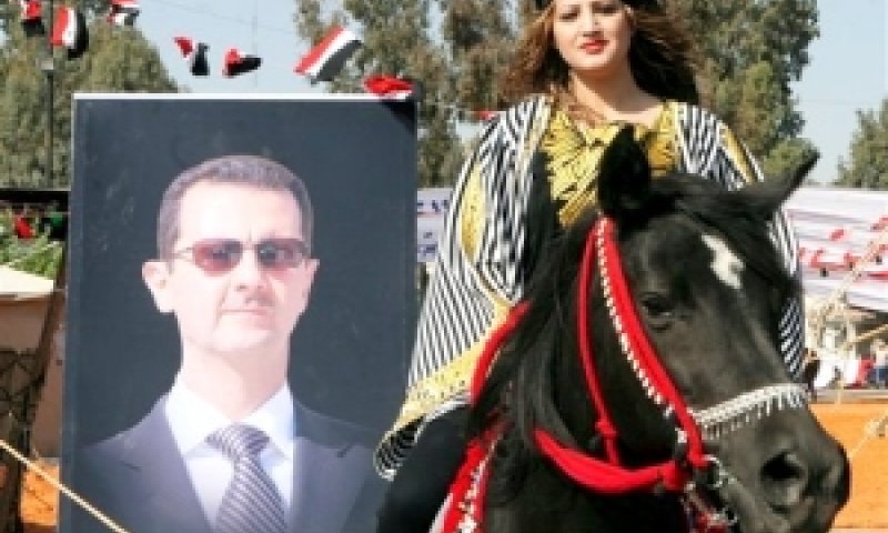 תמונתו של בשאר אסד מונפת בחגיגות יום העצמאות הסורי [צילום: AP]