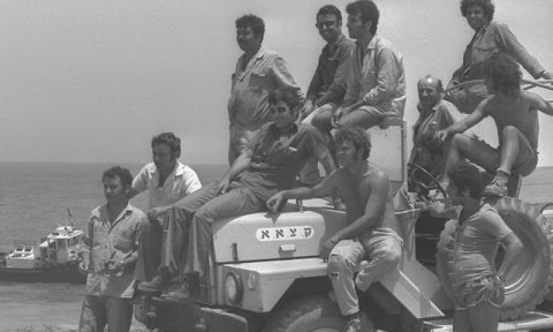 פועלים בבניית קו הנפט [צילום: משה מילנר/לע"מ]