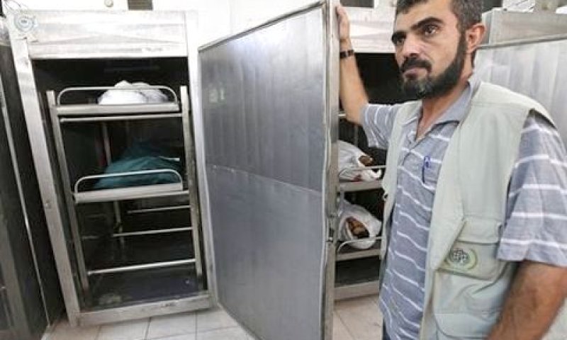 בחדר המתים בעזה מציגים גופות [צילום: AP]