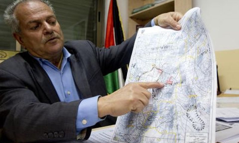 העומד בראש הכפר סילוואד [צילום: מגדי מוחמד/AP]