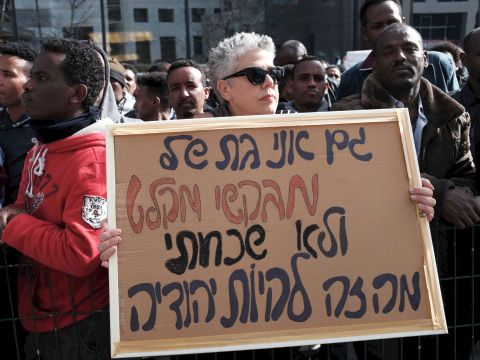 הפגנה מול שגרירות רואנדה [צילום: תומר ניוברג/פלאש 90]