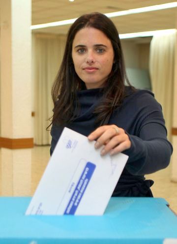 גם שקד המסורתית/חילונית עושה את אותו דבר [צילום: פלאש 90]