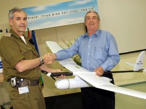גדעון שפר, סגן נשיא אלביט מערכות, מעניק את הסקייאלרק לראש מטה מפקדת זרוע היבשה, תא"ל אבי מזרחי