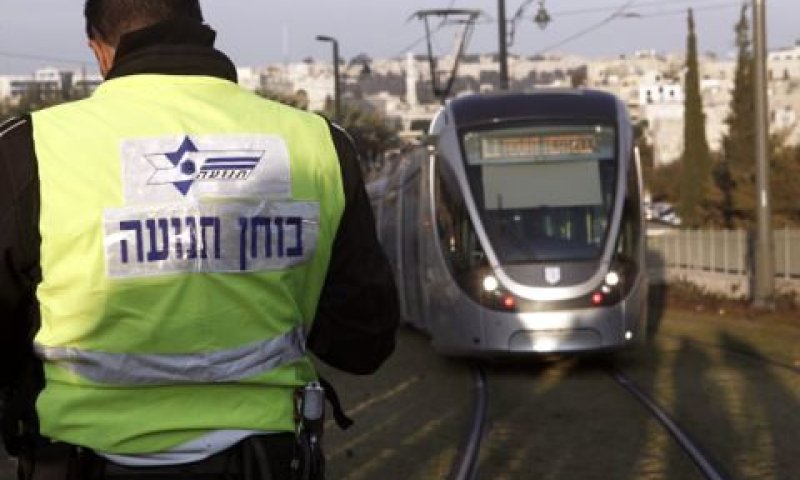 בוחן תנועה בזירת התאונה[צילום: פלאש 90]