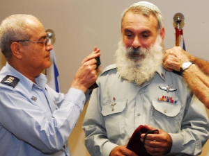 הרב אבי רונצקי מקודם השבוע לדרגת תת-אלוף ע"י הרמטכ"ל רא"ל דן חלוץ [צילום: דו"צ]