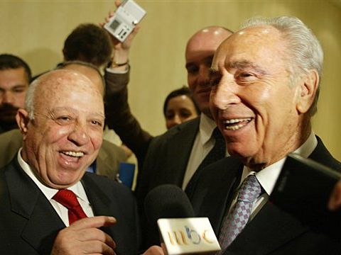 פרס ואבו עלא לפני הפגישה [AP]