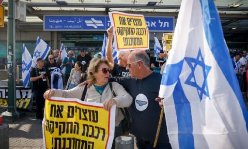 הפגנה בחודש מרס מול תחנת רכבת בת"א [צילום: אריק מרמור/פלאש 90]
