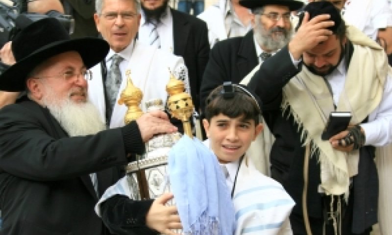 בר מצווה בכותל המערבי. למצולמים אין קשר לכתבה [צילום: פלאש 90]