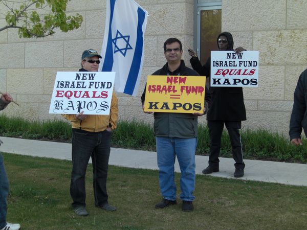 פעילי הליגה להגנה יהודית מקבלים את פני נעמי חזן