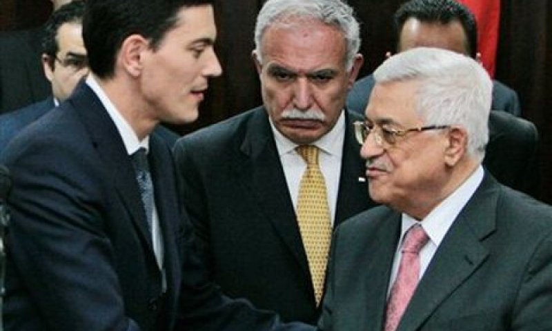 הפגישה בין מיליבנד וראש הרשות הפלשתינית, מחמוד עבאס [צילום: AP]