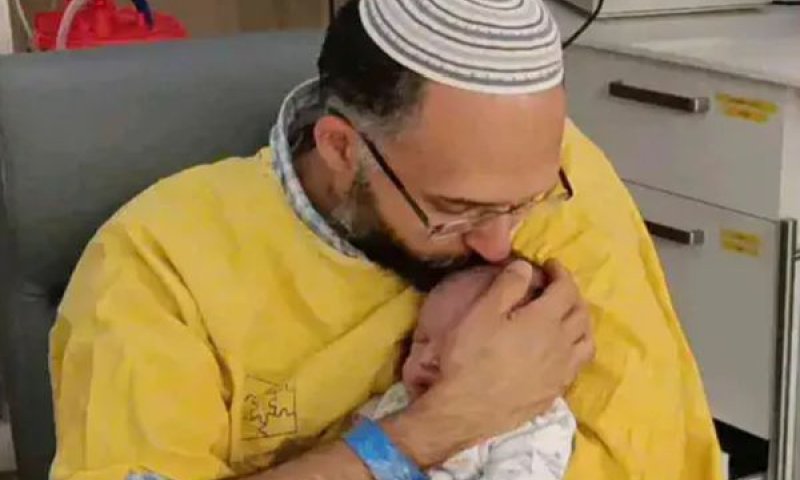 חננאל גז עם התינוק רביד חיים [צילום: באדיבות המשפחה]