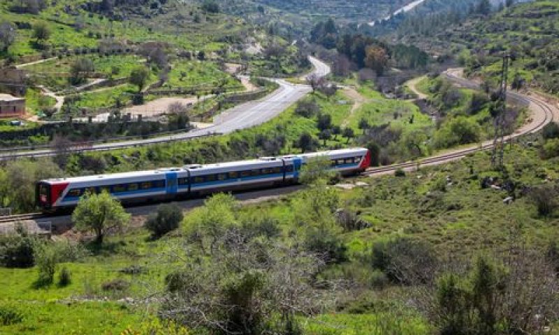 רכבת שנעצרה בעמק רפאים [צילום: גרשון אלינסון/פלאש 90]