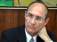 לנדאו, מוביל את המורדים גם במחיר הפלת הממשלה ובראשה שרון