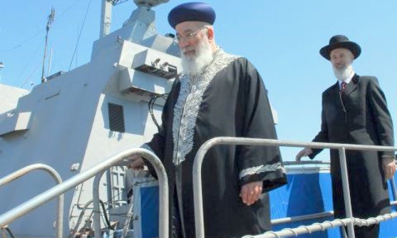 הרבנים הראשיים שלמה עמר ויונה מצגר על ספינה של חיל הים [צילום: דו"צ]