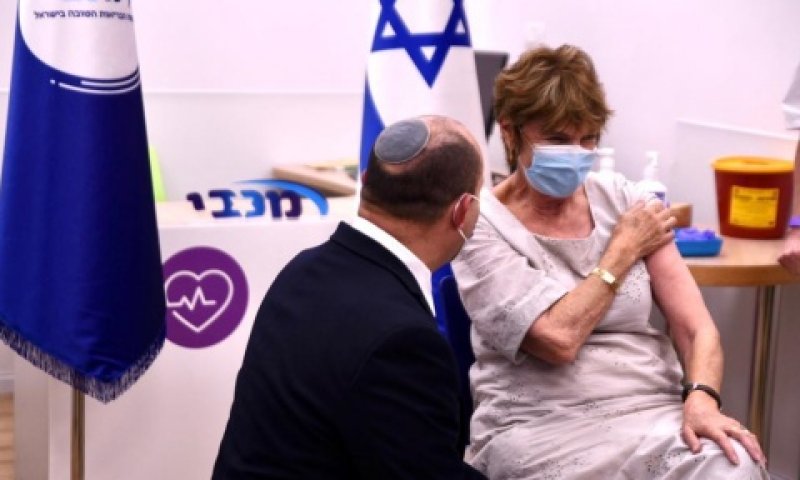 בנט ואמו, מירנה, שקיבלה בתחילת השבוע את מנת החיסון השלישית [צילום: קופת חולים מכבי]